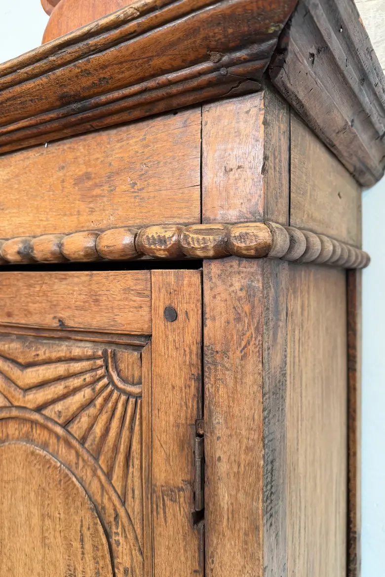 Armoire de campagne en noyer massif – XIXe siècle — Armoire de campagne en noyer massif – XIXe siècle
