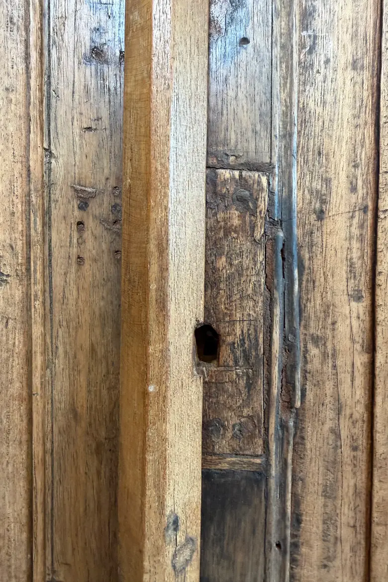 Armoire de campagne en noyer massif – XIXe siècle