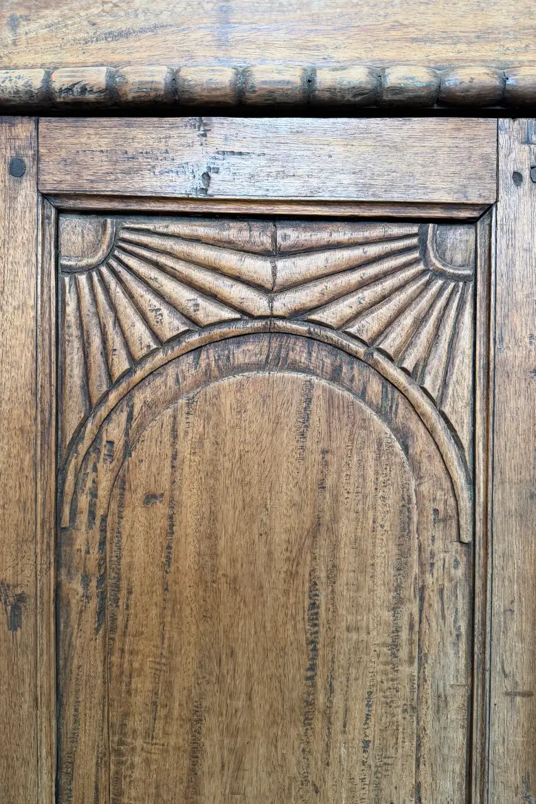 Armoire de campagne en noyer massif – XIXe siècle — Armoire de campagne en noyer massif – XIXe siècle