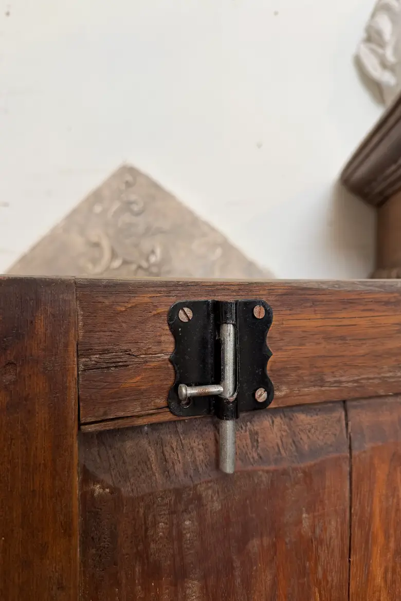 Armoire de campagne en noyer massif – XIXe siècle