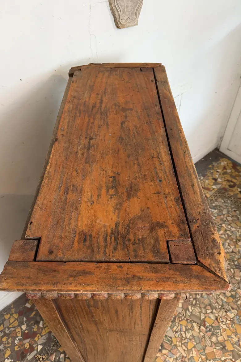 Armoire de campagne en noyer massif – XIXe siècle