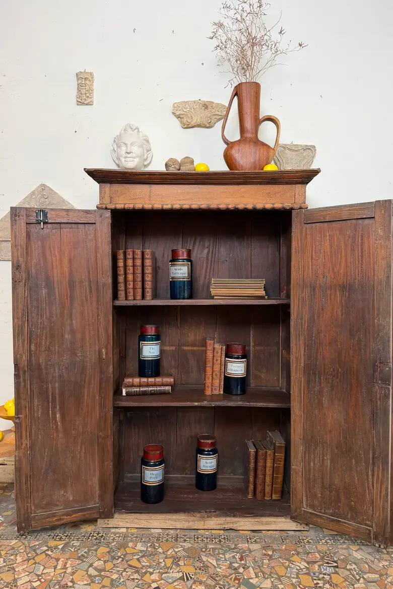 Armoire de campagne en noyer massif – XIXe siècle