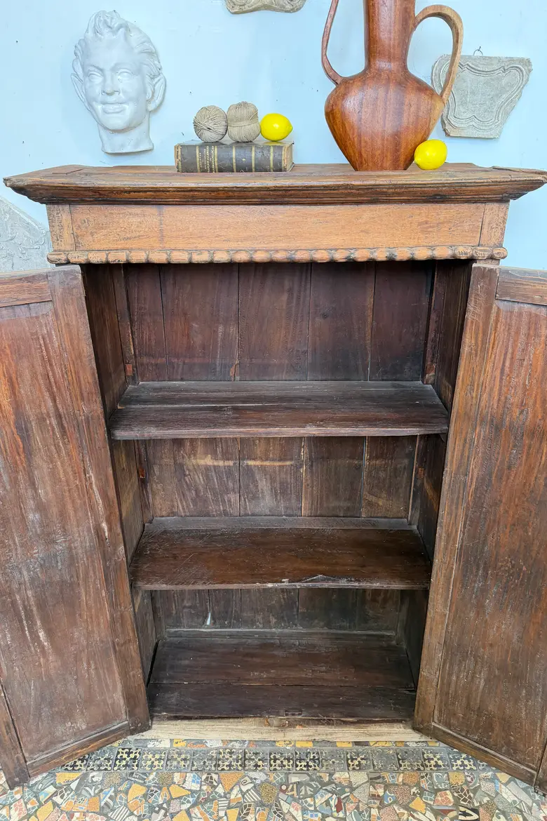 Armoire de campagne en noyer massif – XIXe siècle
