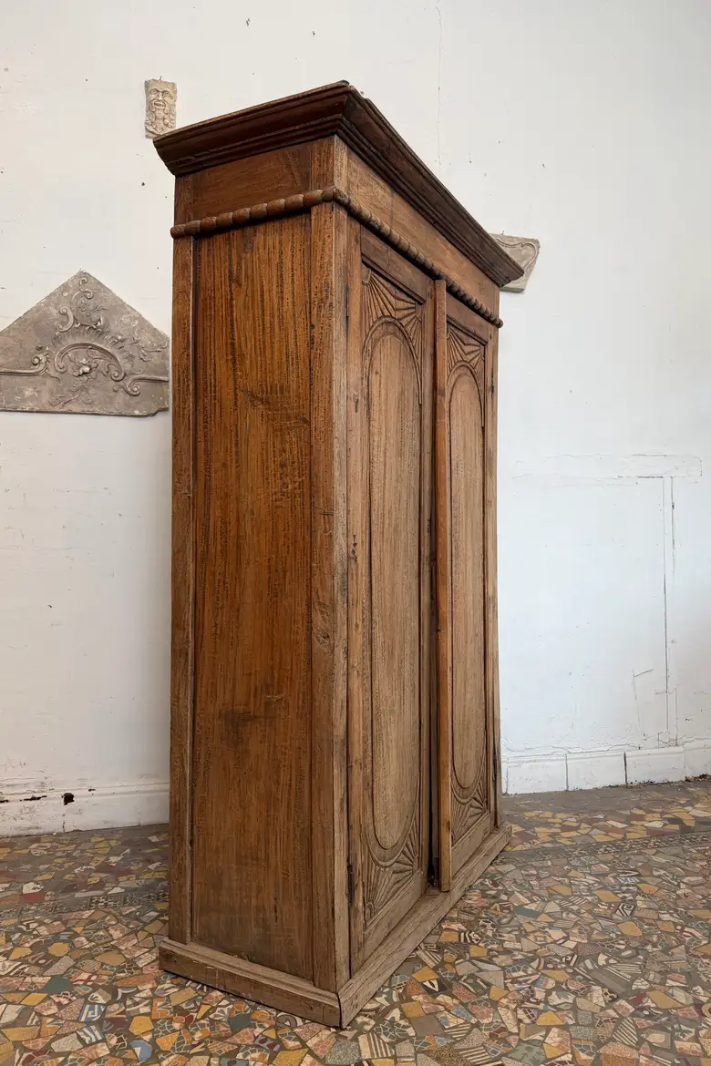 Armoire de campagne en noyer massif – XIXe siècle