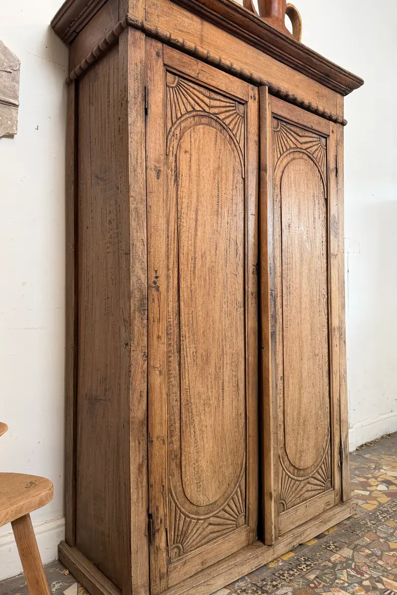 Armoire de campagne en noyer massif – XIXe siècle