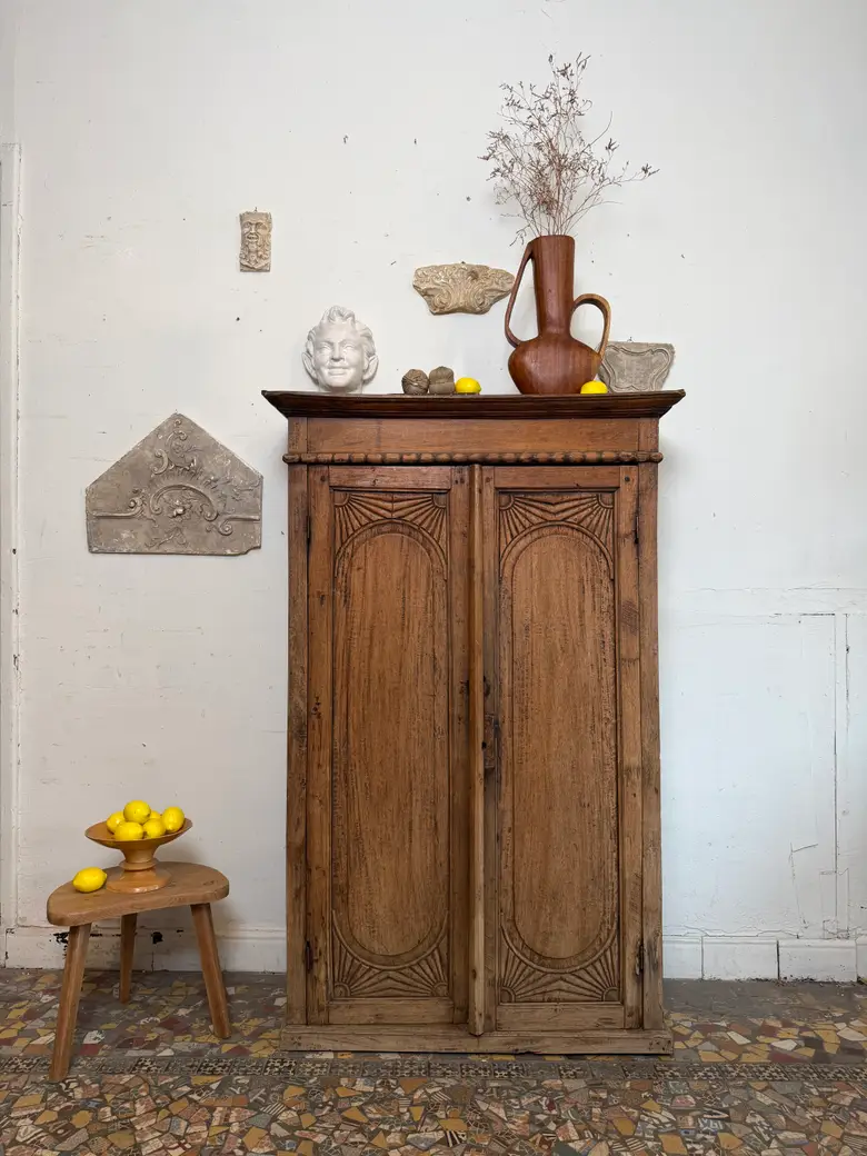 Armoire de campagne en noyer massif – XIXe siècle