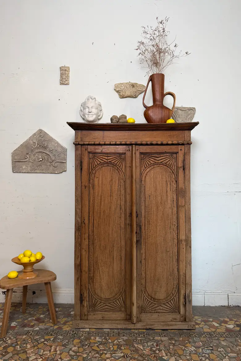 Armoire de campagne en noyer massif – XIXe siècle — Armoire de campagne en noyer massif – XIXe siècle