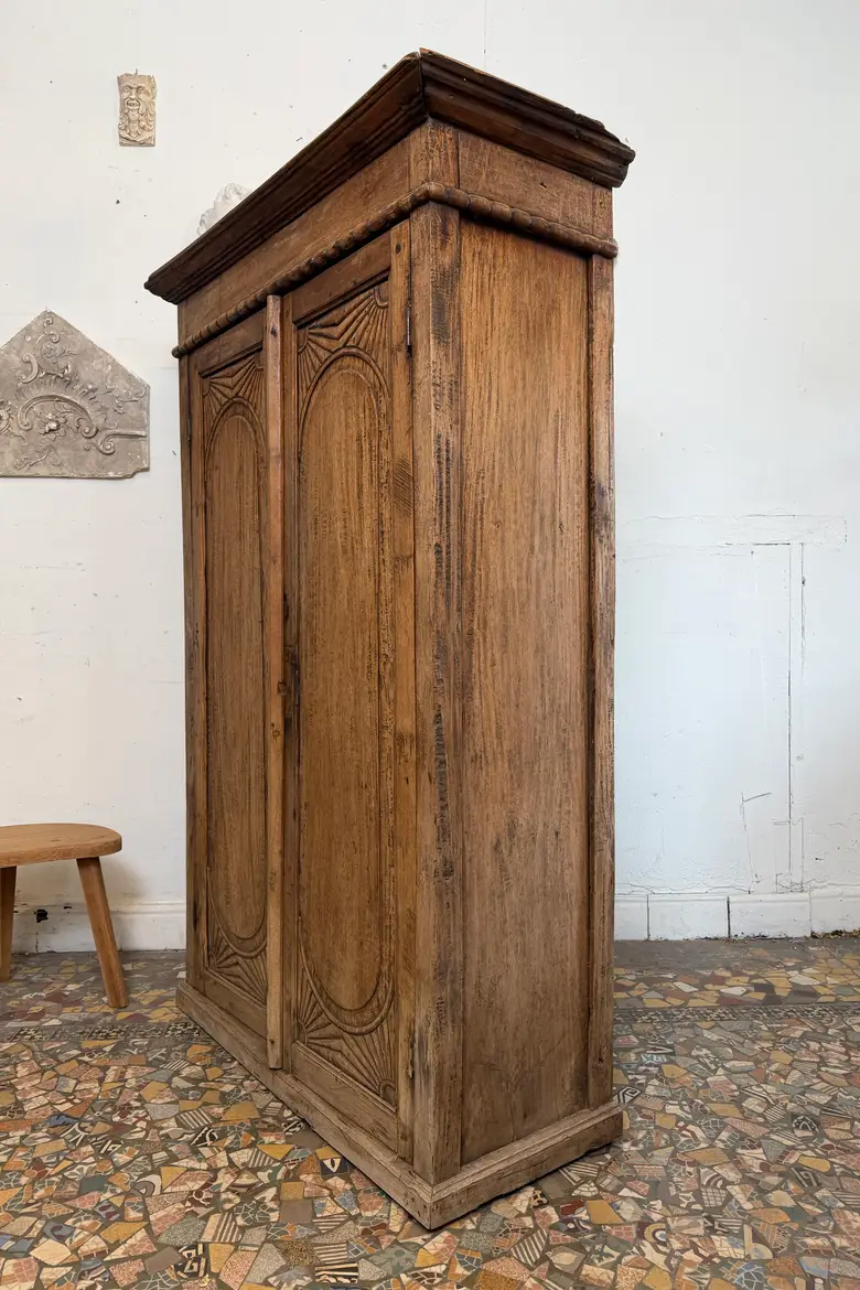 Armoire de campagne en noyer massif – XIXe siècle