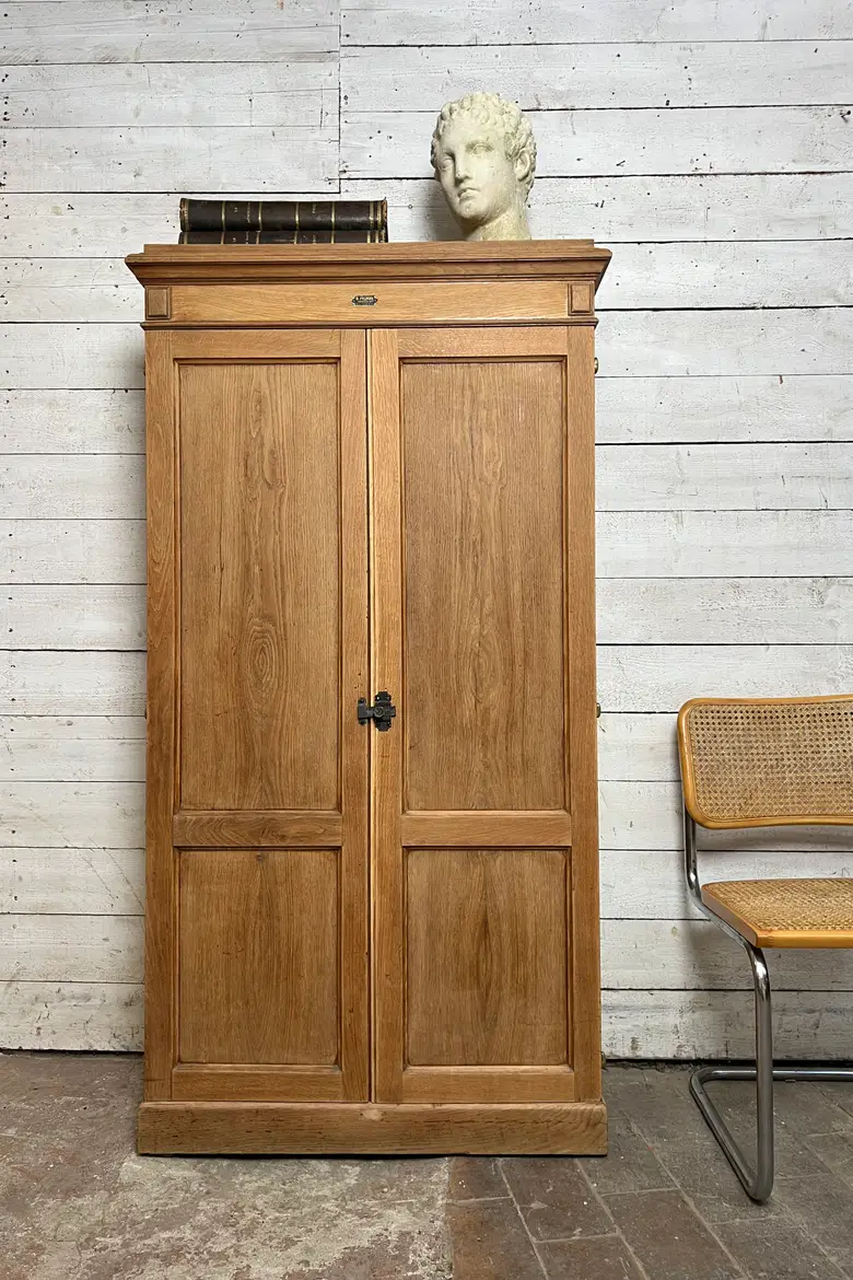 Armoire d’école en chêne