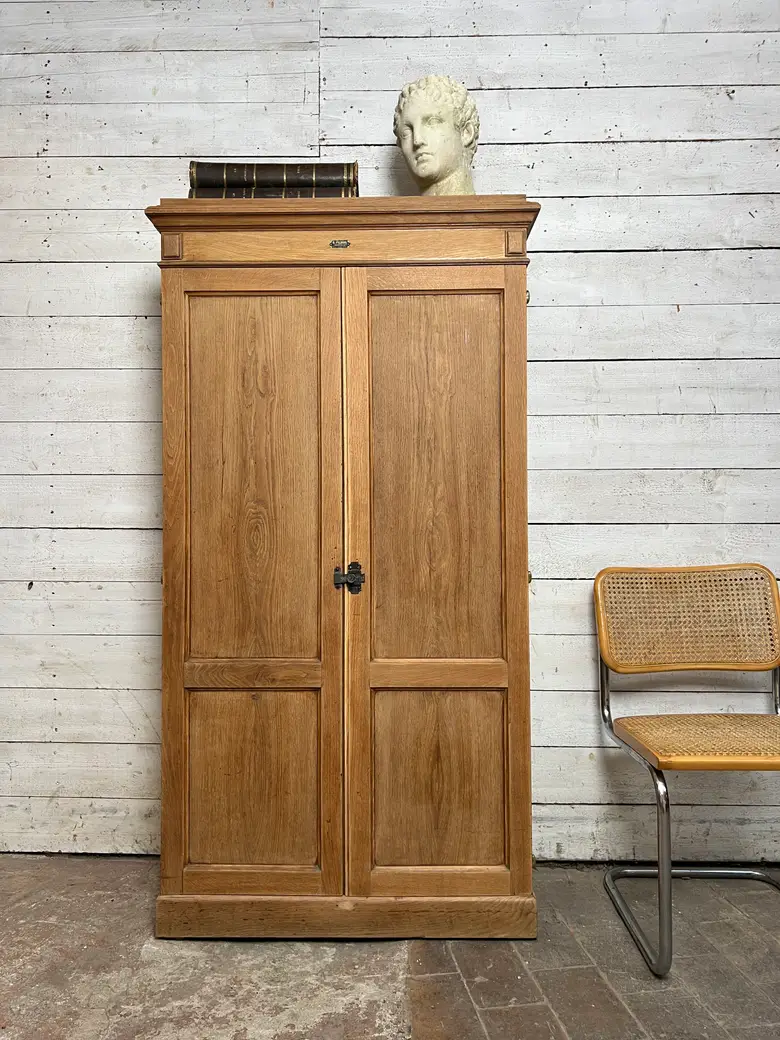 Armoire d’école en chêne