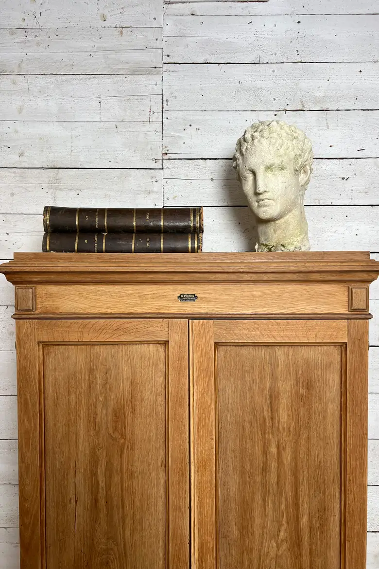 Armoire d’école en chêne