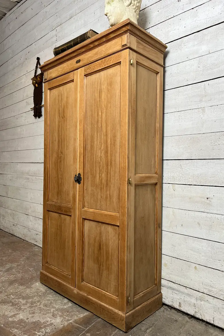 Armoire d’école en chêne