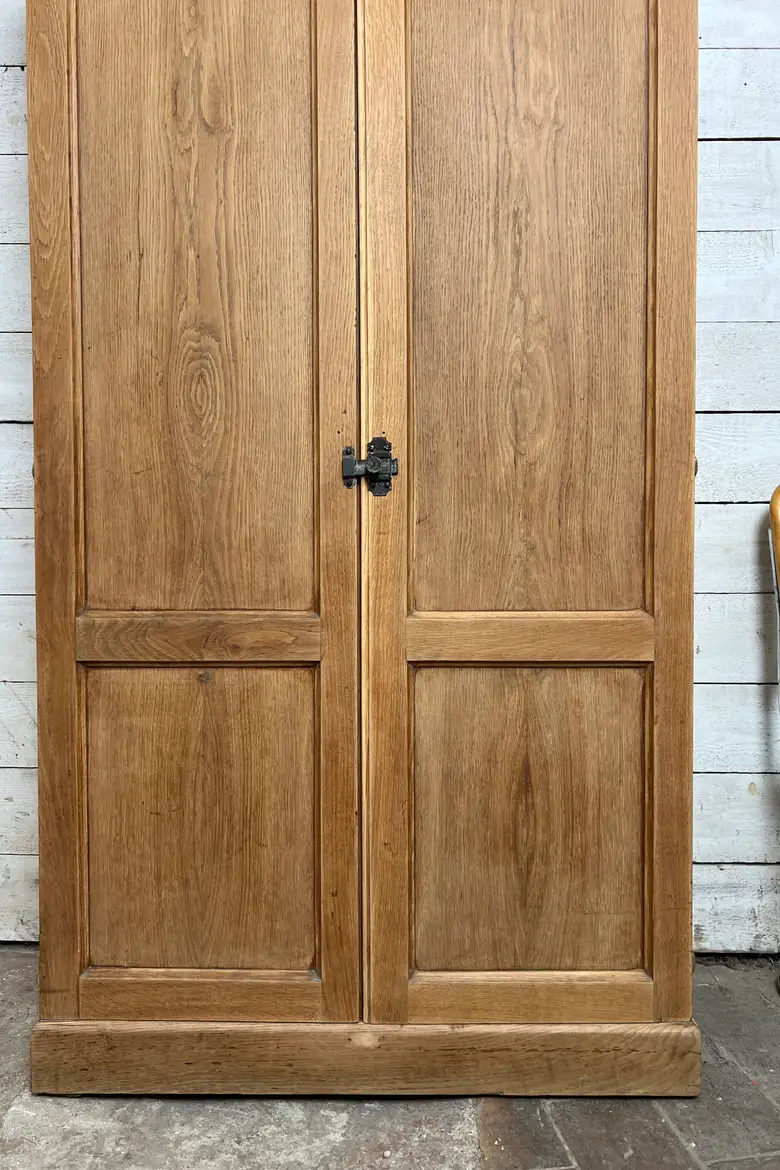 Armoire d’école en chêne