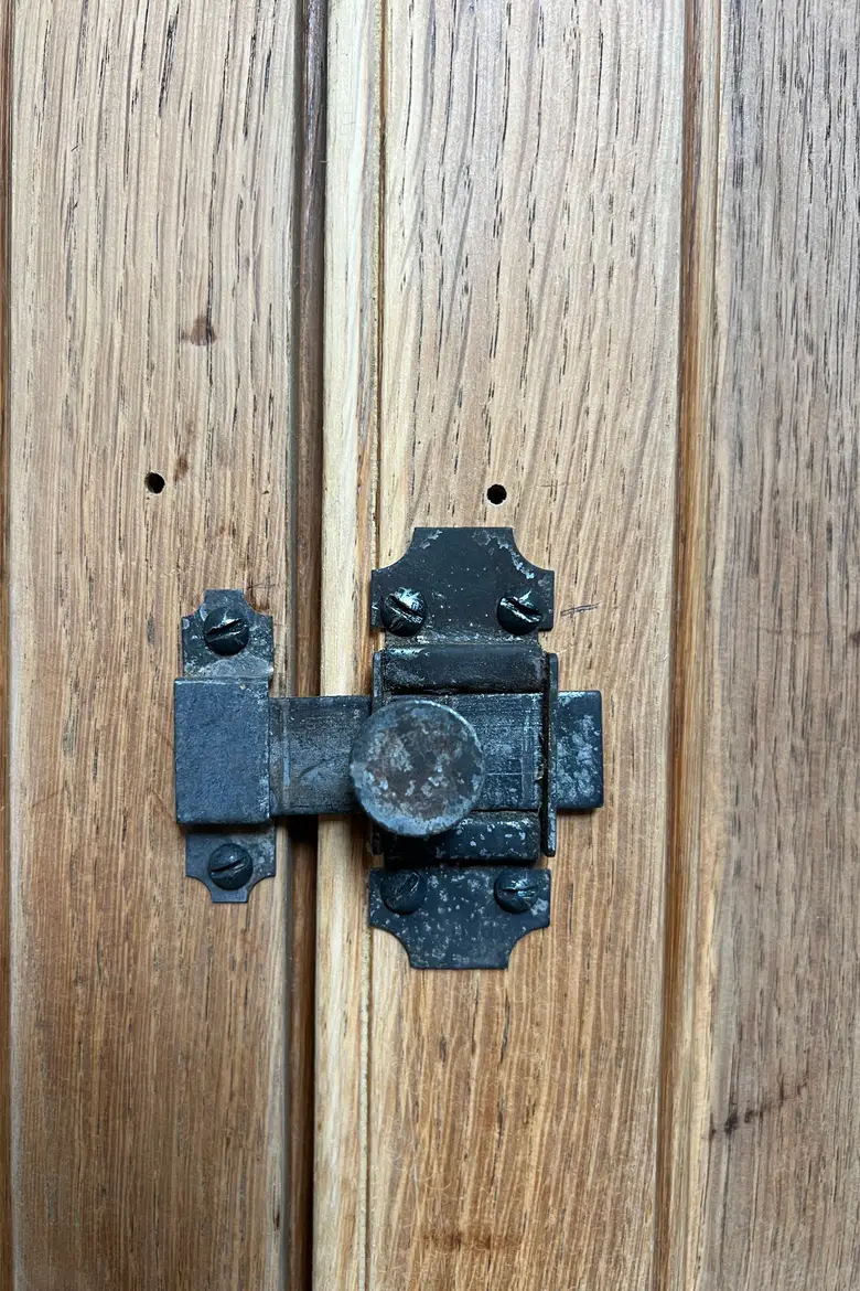 Armoire d’école en chêne
