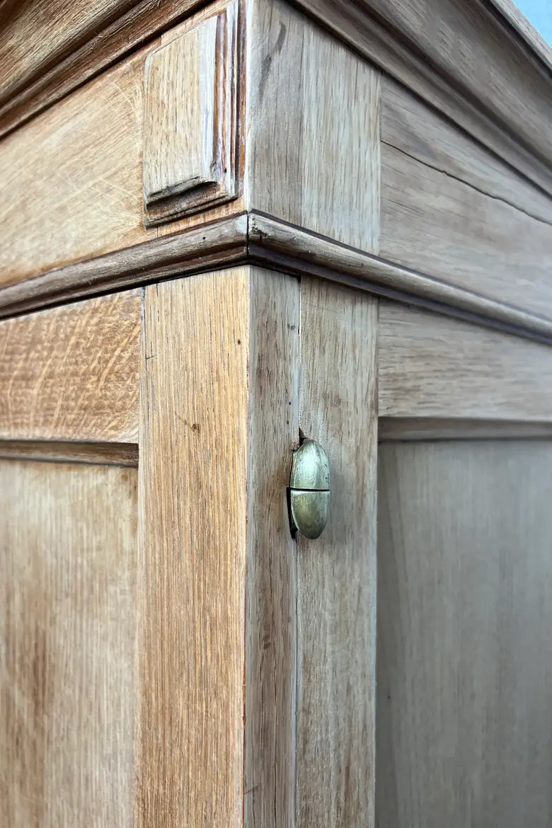 Armoire d’école en chêne