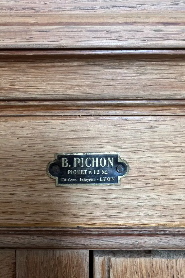 Armoire d’école en chêne