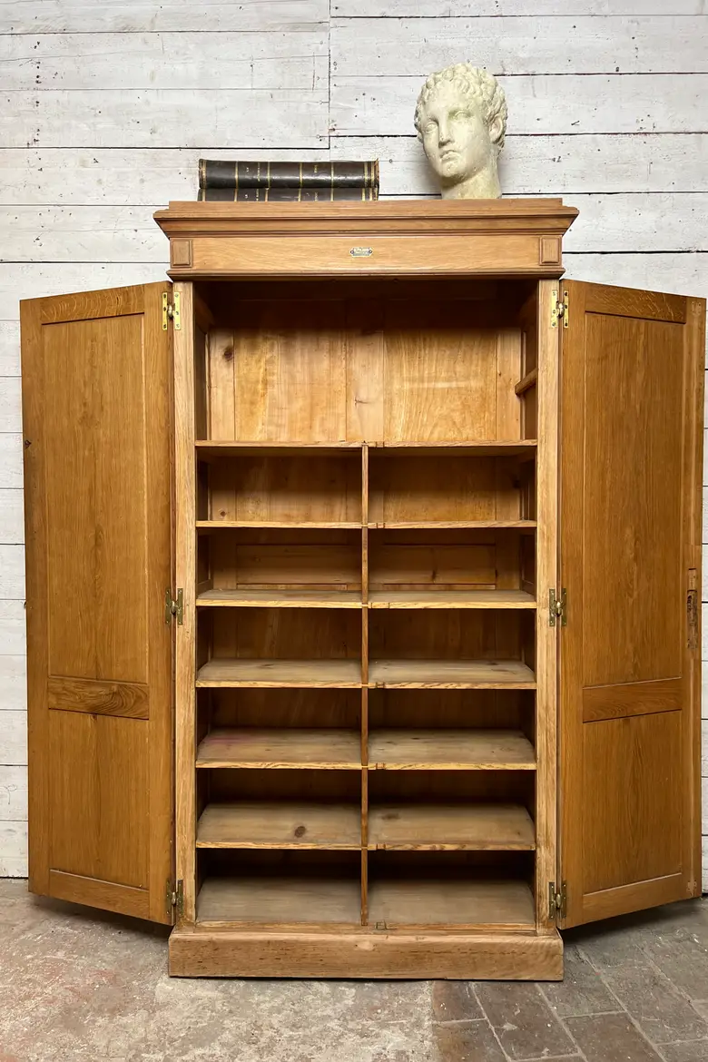 Armoire d’école en chêne