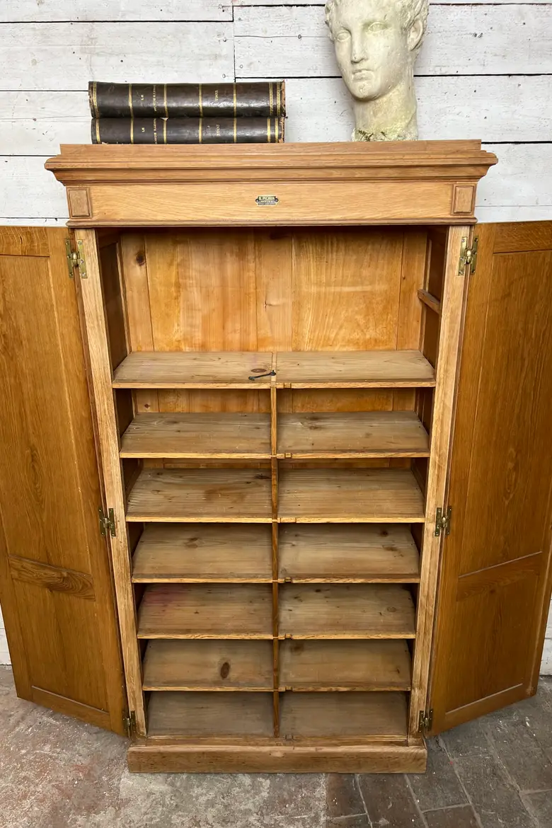 Armoire d’école en chêne