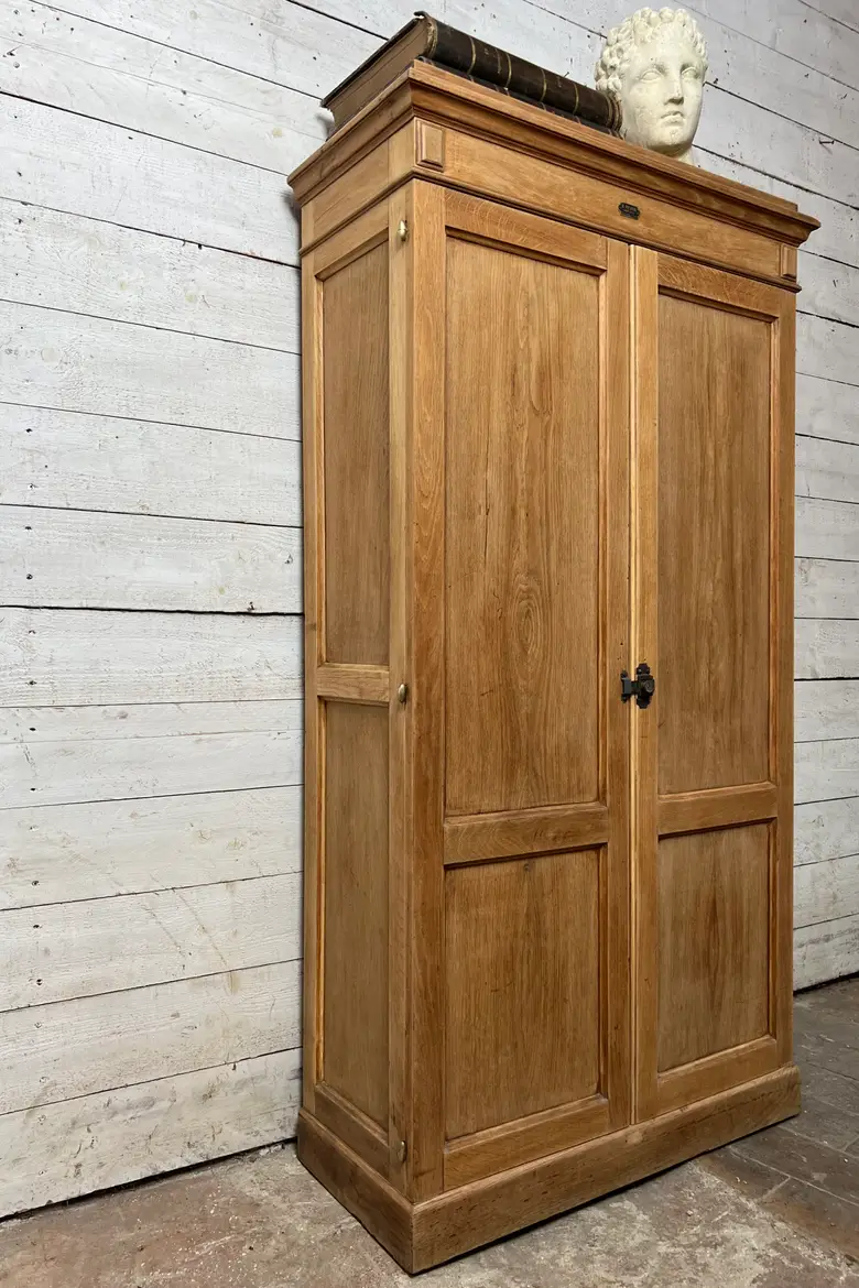 Armoire d’école en chêne