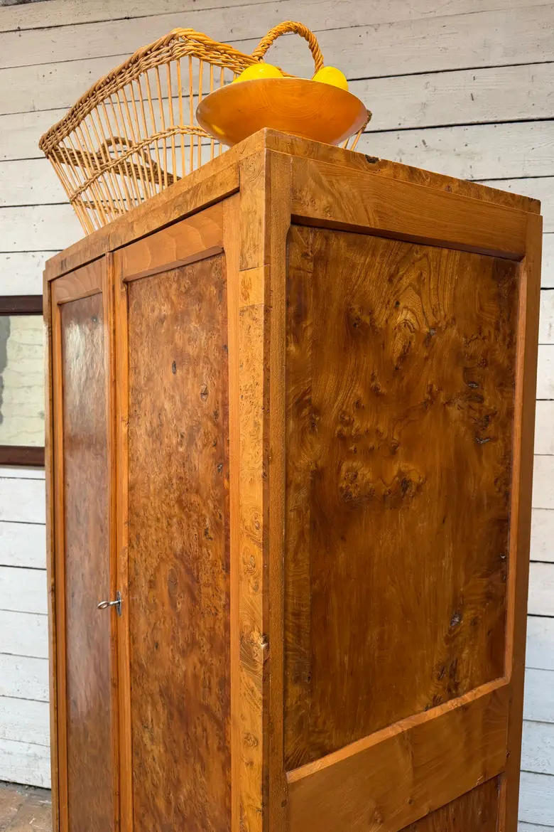 Armoire en loupe d’orme – années 60