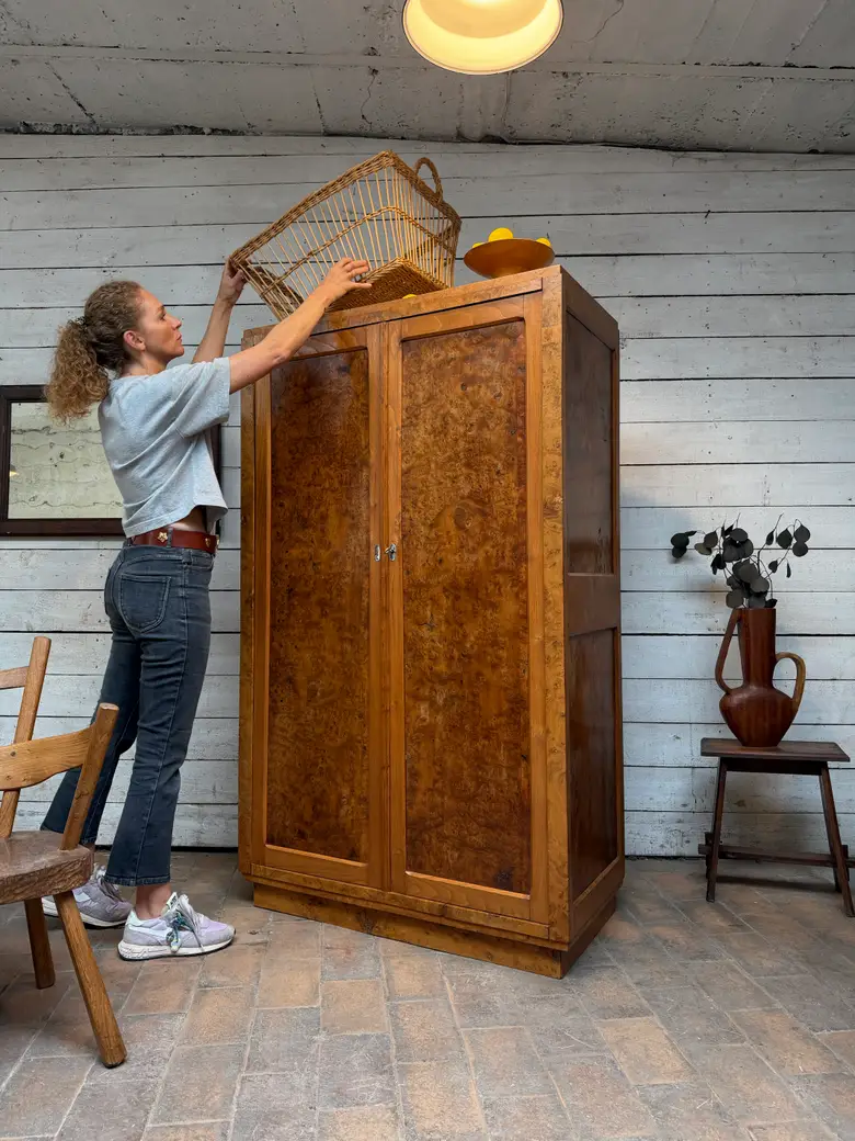 Armoire en loupe d’orme – années 60 — Armoire en loupe d’orme – années 60