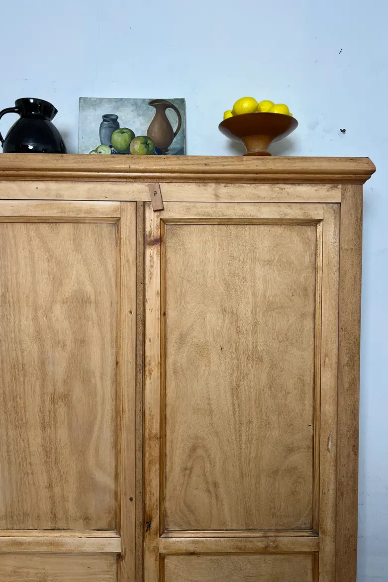 Armoire étroite en hêtre