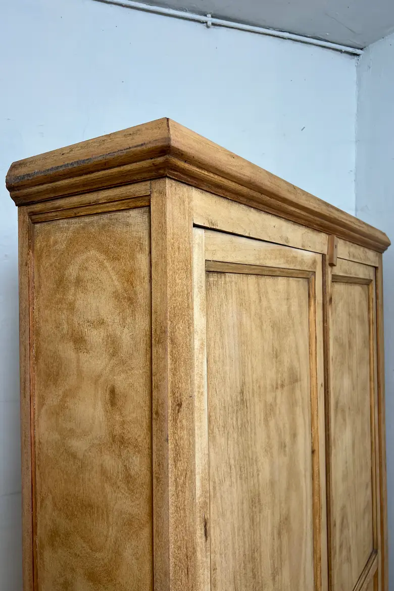 Armoire étroite en hêtre