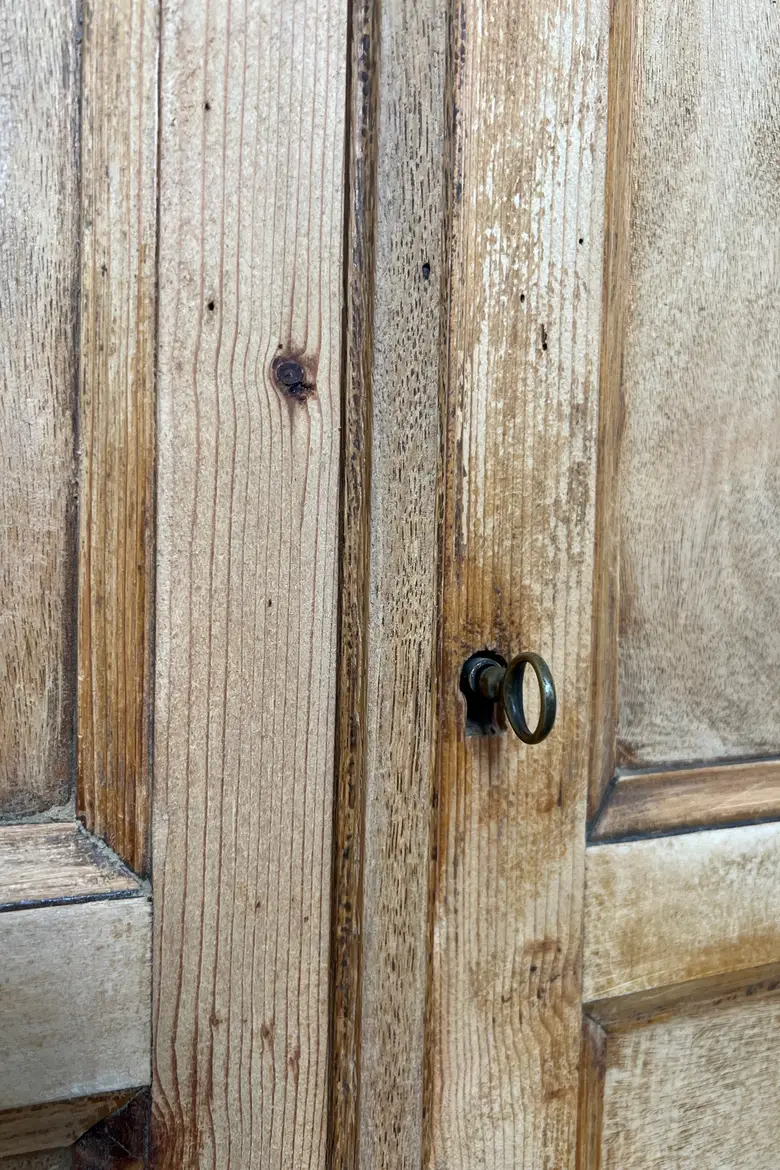 Armoire étroite en hêtre