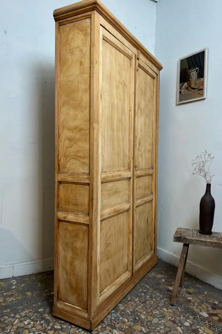 Armoire étroite en hêtre
