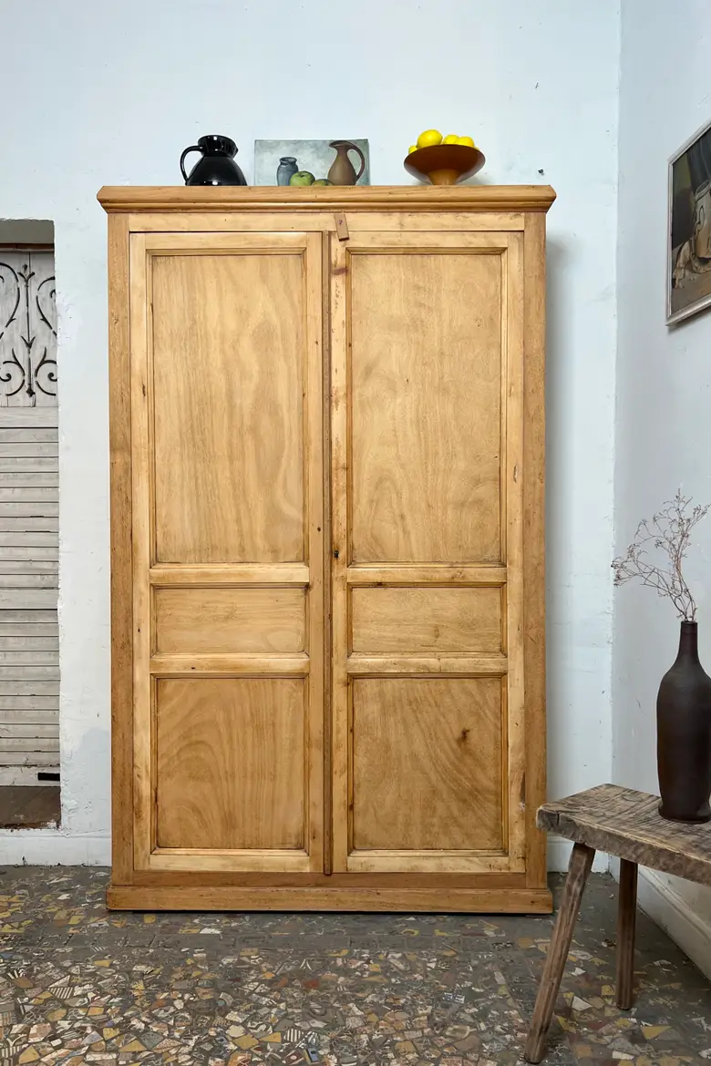 Armoire étroite en hêtre