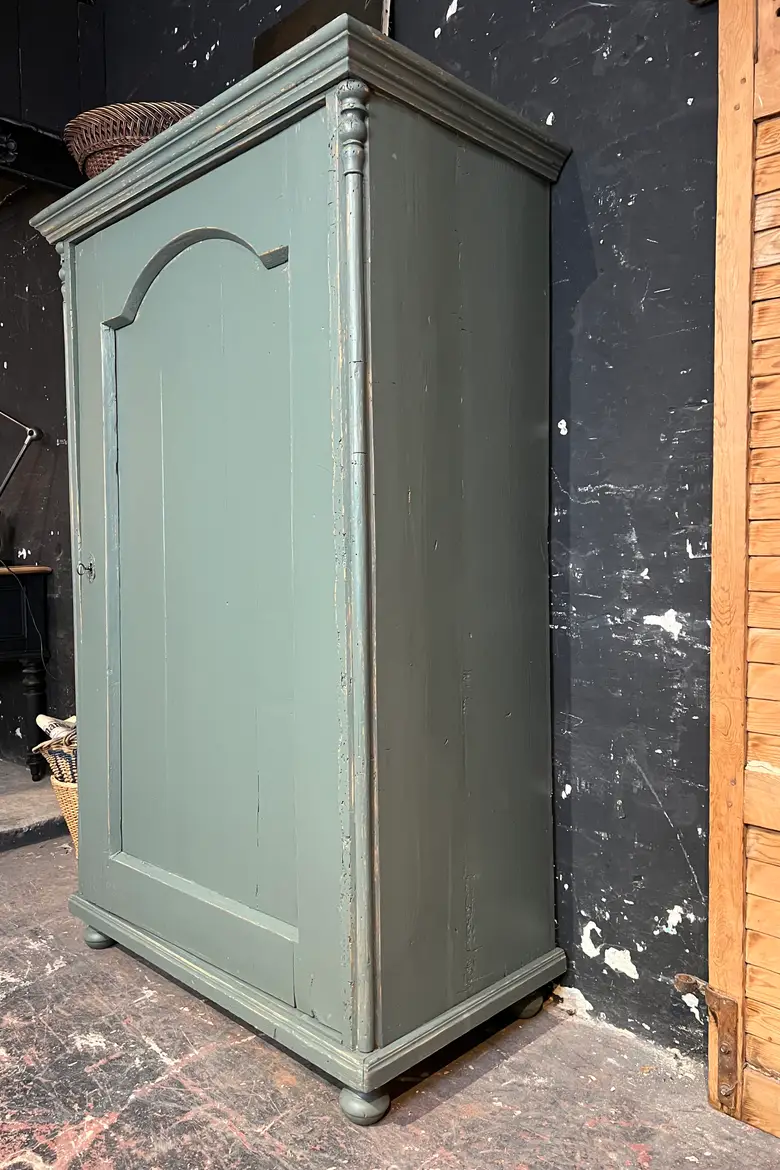 Armoire penderie peinte en vert Début XXème