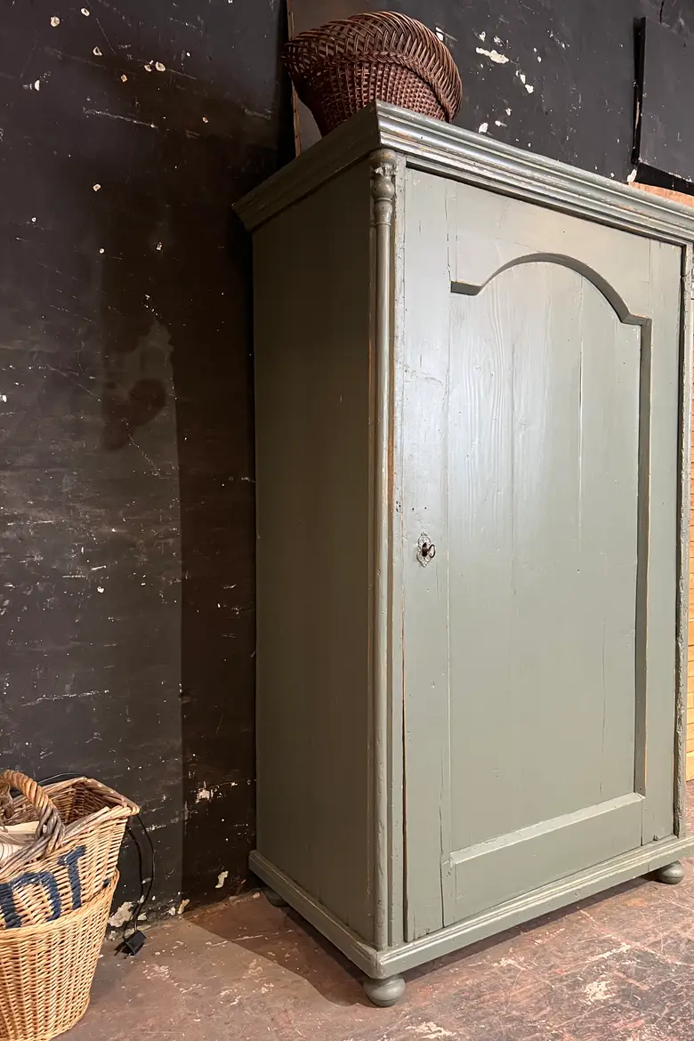 Armoire penderie peinte en vert Début XXème