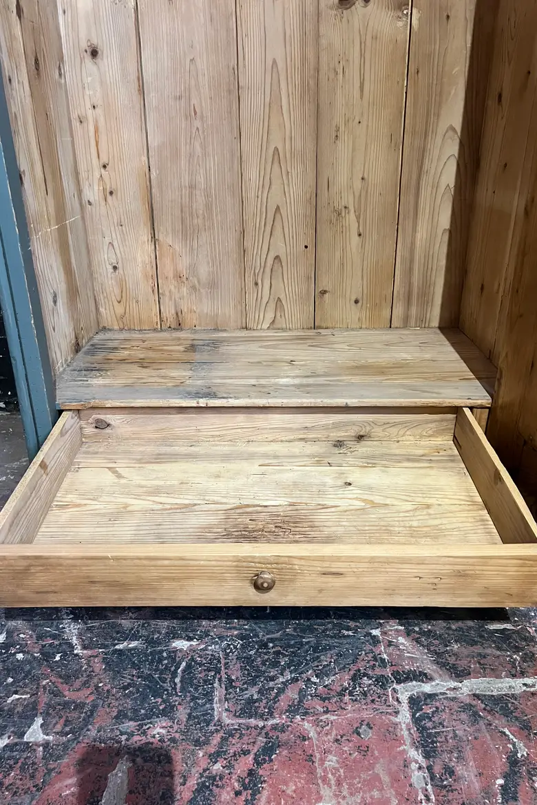 Armoire penderie peinte en vert Début XXème