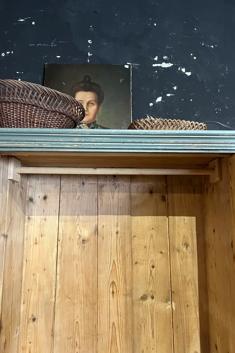 Armoire penderie peinte en vert Début XXème