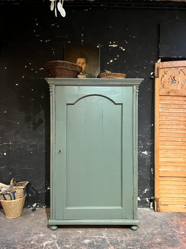 Armoire penderie peinte en vert Début XXème