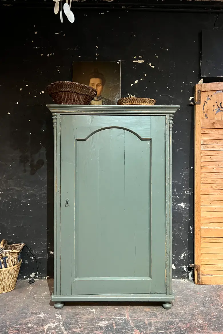 Armoire penderie peinte en vert Début XXème