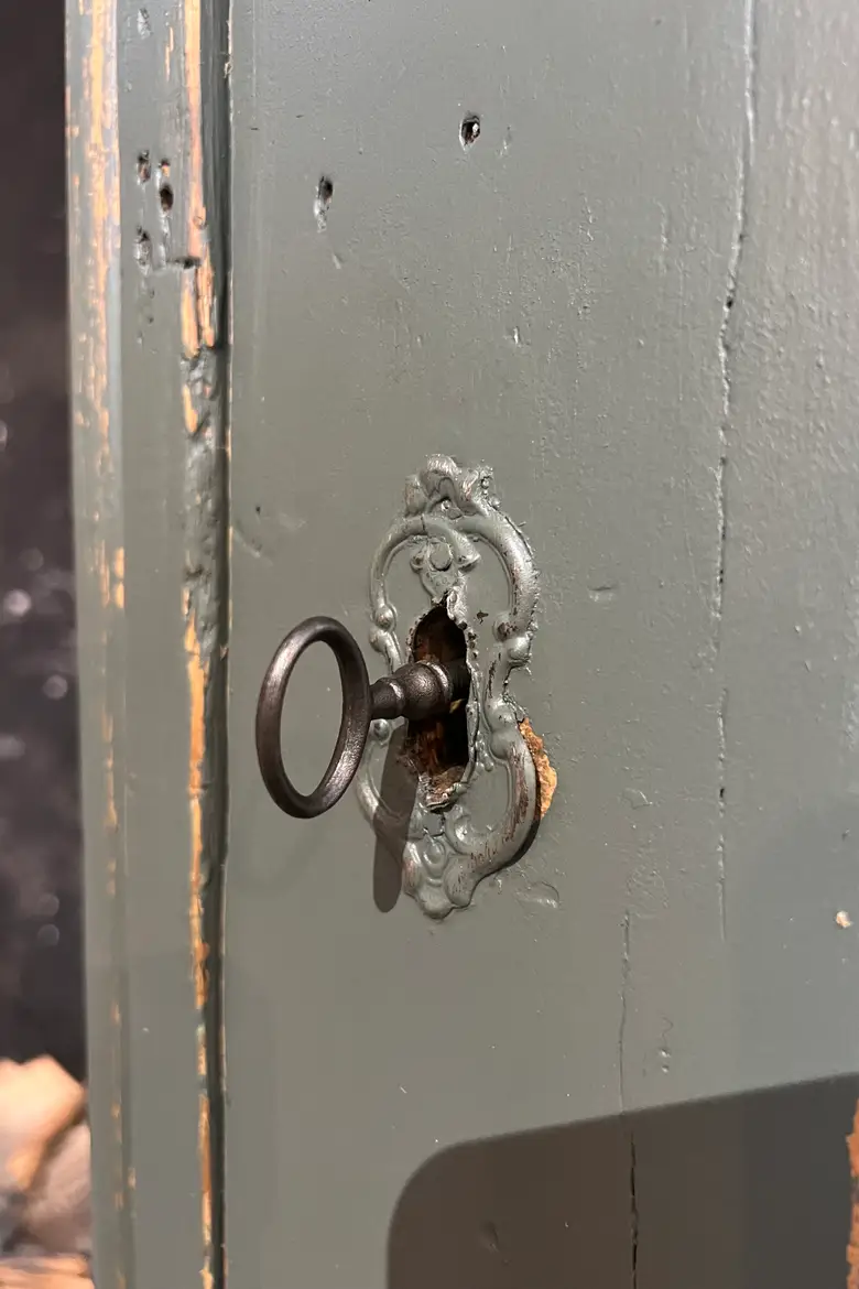 Armoire penderie peinte en vert Début XXème