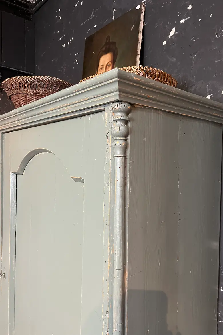 Armoire penderie peinte en vert Début XXème