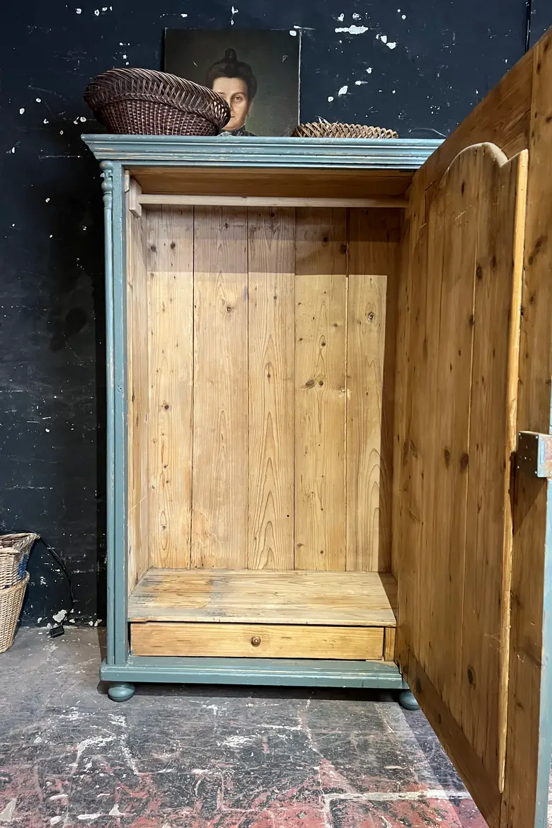 Armoire penderie peinte en vert Début XXème