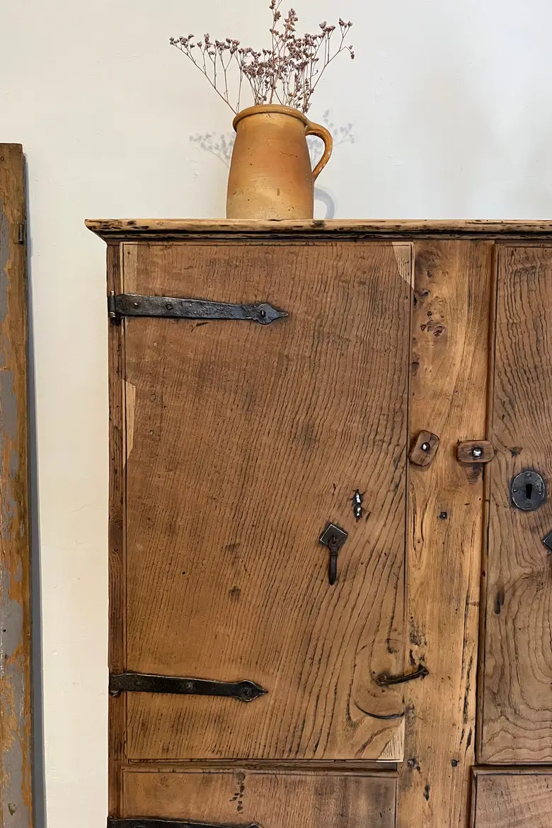 Armoire rustique de style Louis XIII