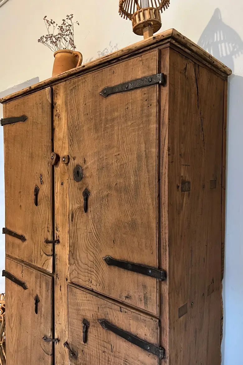 Armoire rustique de style Louis XIII