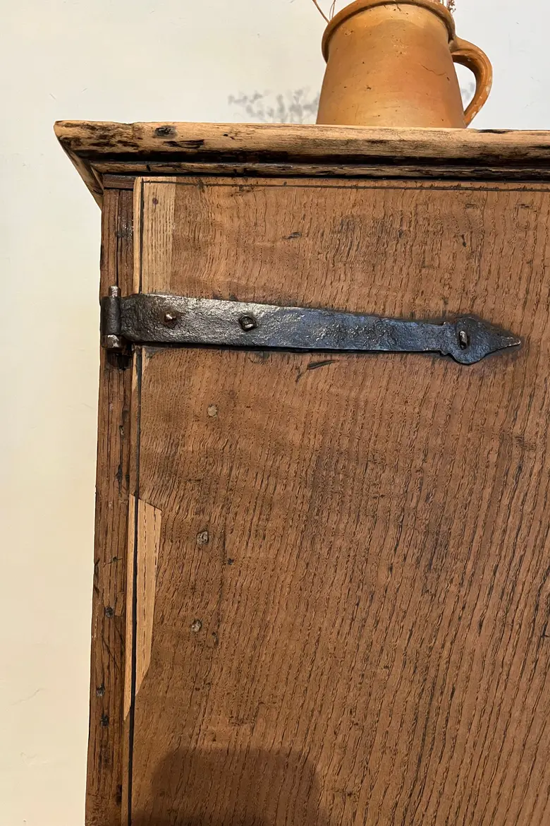 Armoire rustique de style Louis XIII