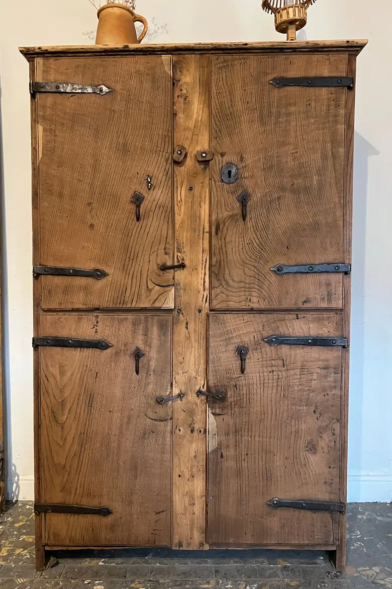 Armoire rustique de style Louis XIII