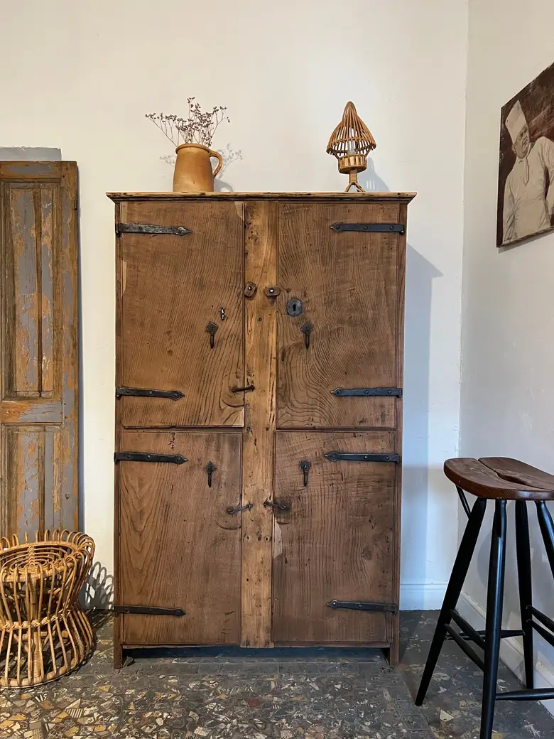 Armoire rustique de style Louis XIII