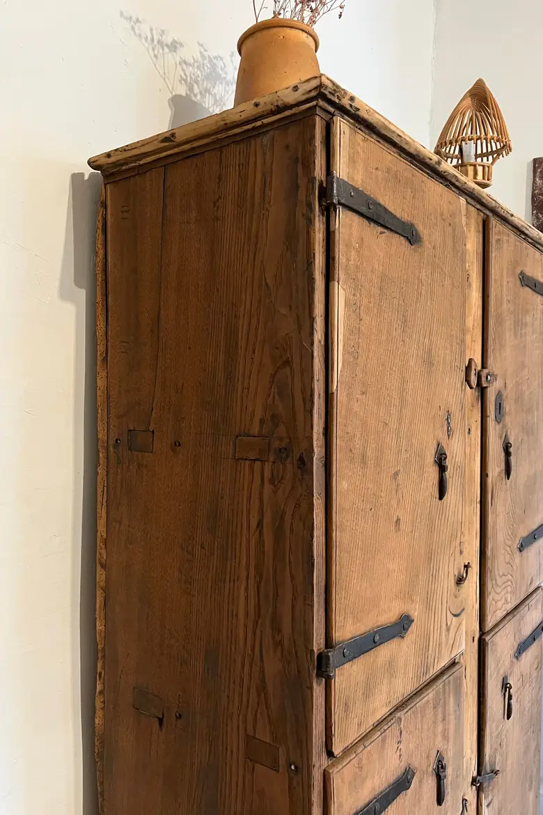 Armoire rustique de style Louis XIII