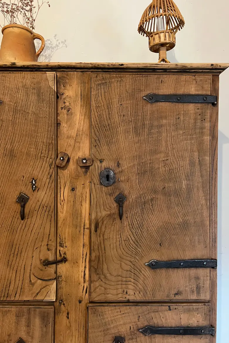 Armoire rustique de style Louis XIII
