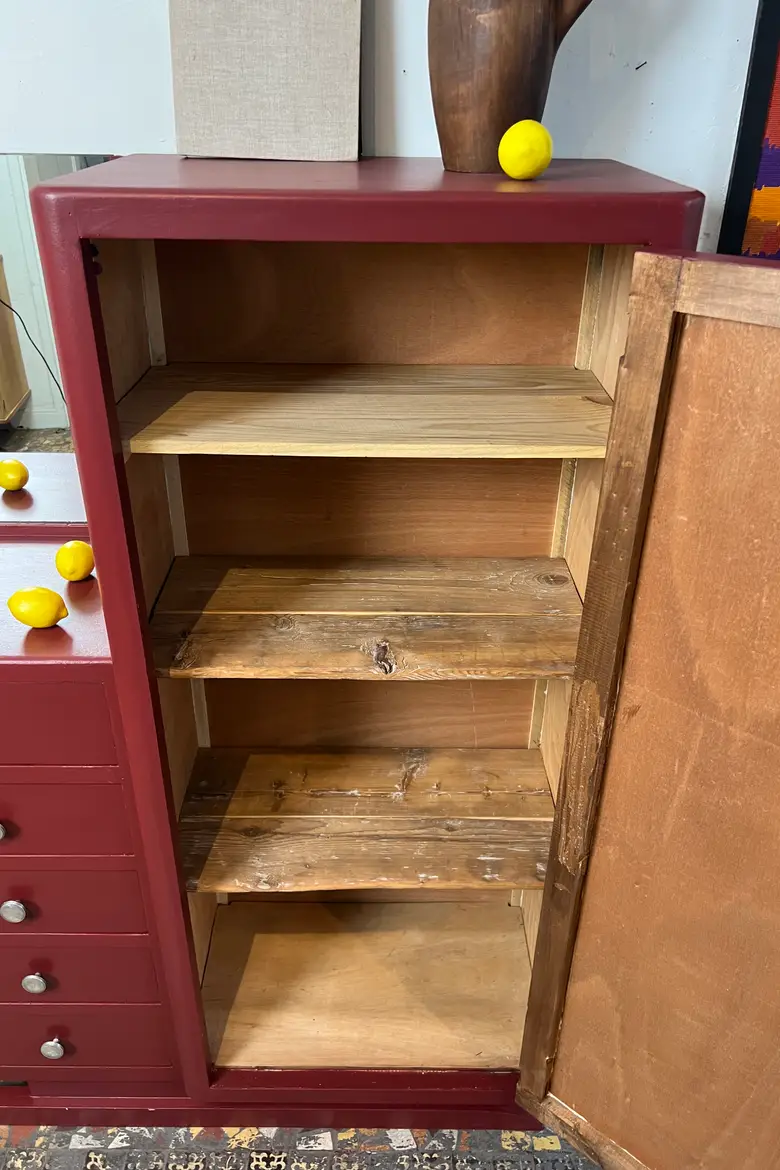 Armoire vintage asymétrique bordeaux