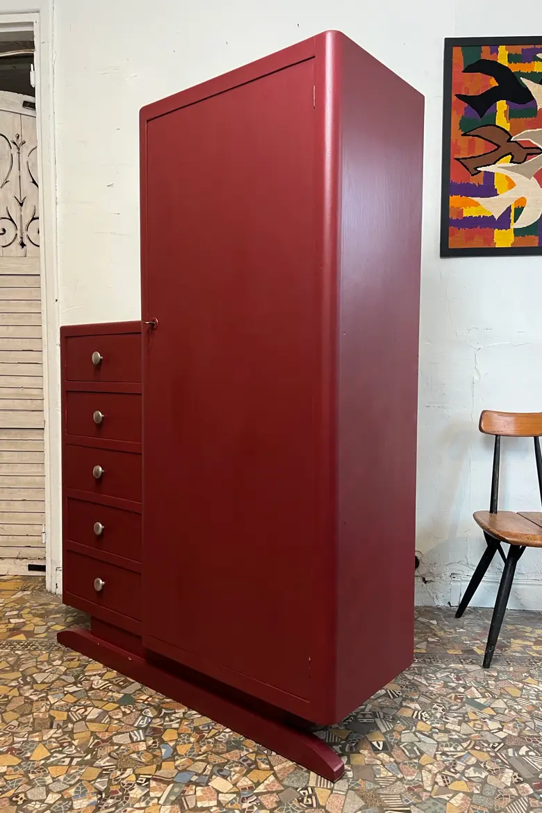 Armoire vintage asymétrique bordeaux