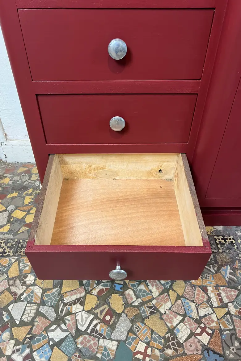Armoire vintage asymétrique bordeaux