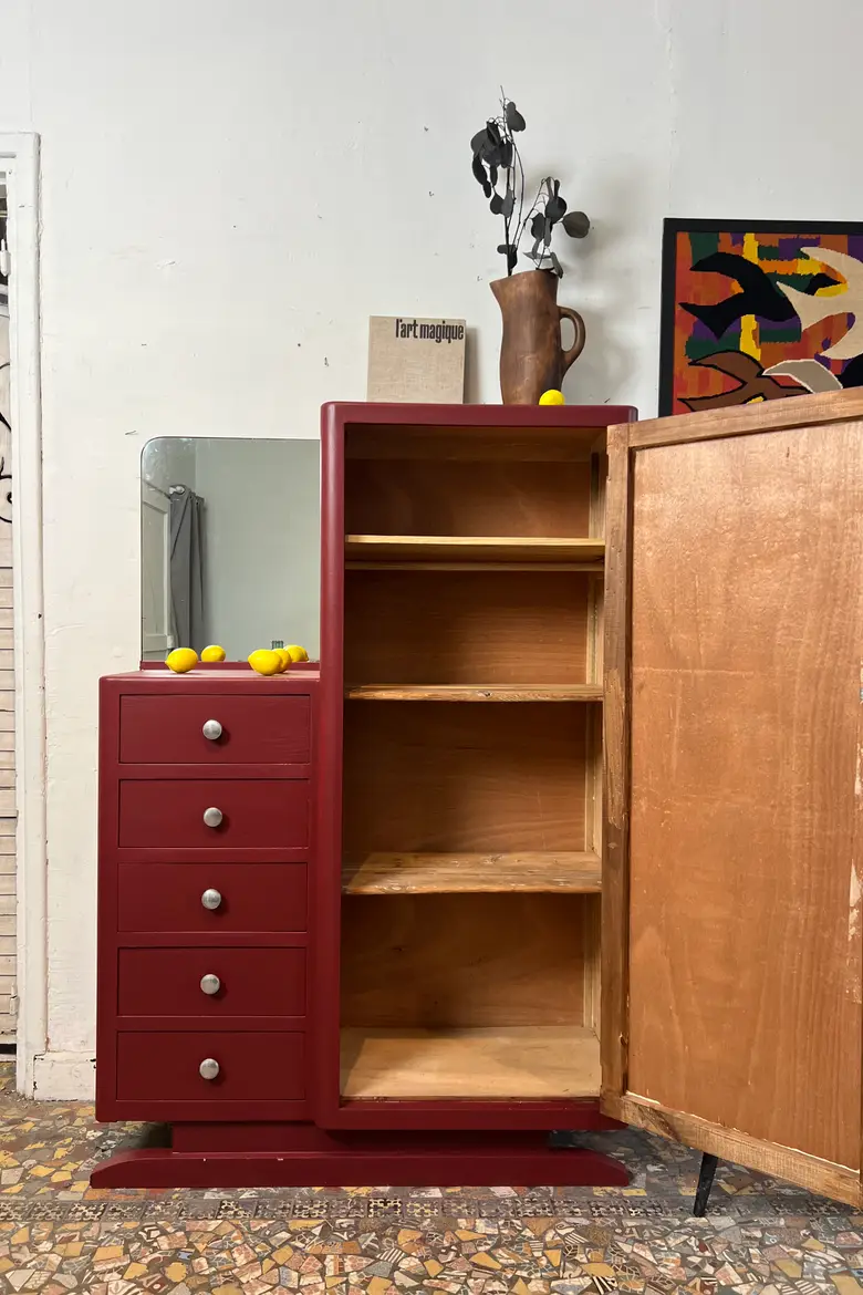 Armoire vintage asymétrique bordeaux